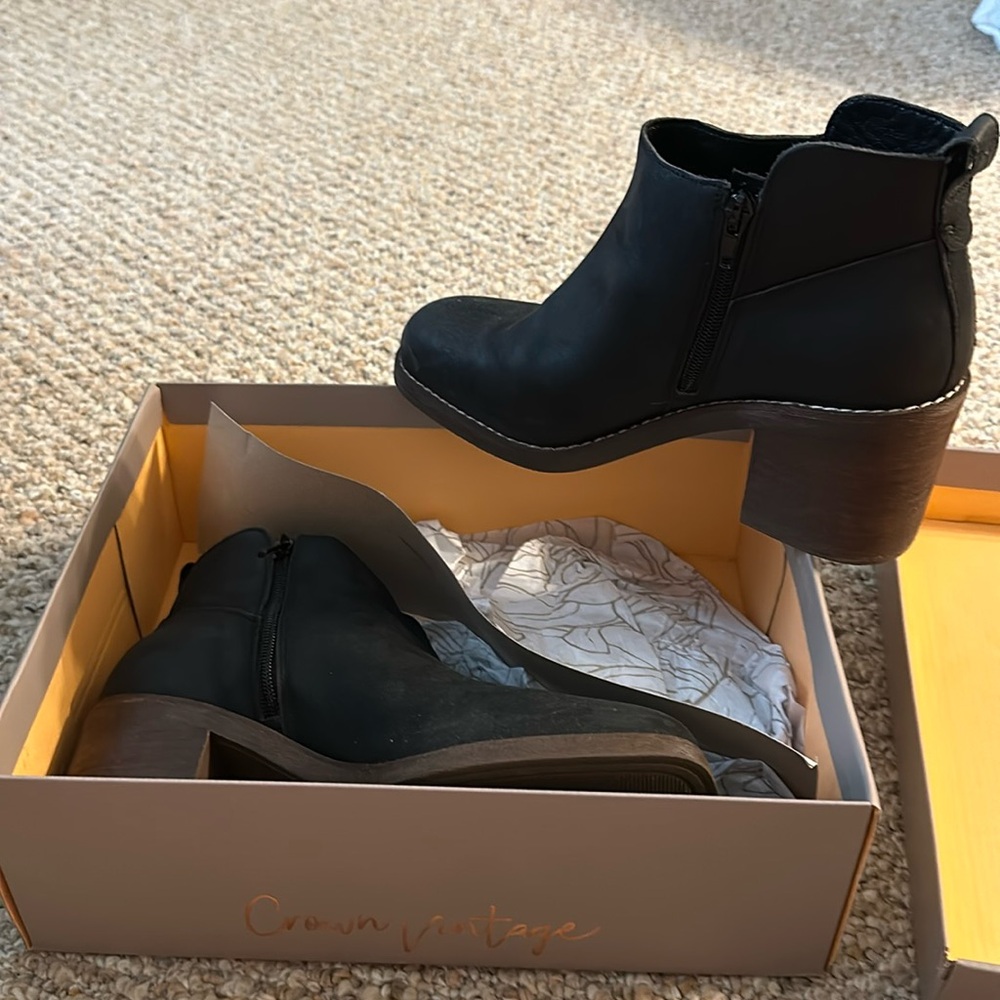 Crown vintage NIB booties w zipper